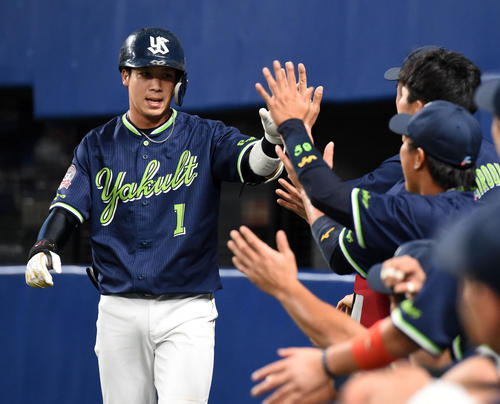 中日対ヤクルト　3回表ヤクルト2死、山田哲は中越え本塁打を放ちベンチ前でナインとタッチ（撮影・前岡正明）