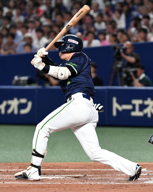 中日対ヤクルト　3回表ヤクルト2死、山田哲は左中間へソロ本塁打を放つ（撮影・前岡正明）