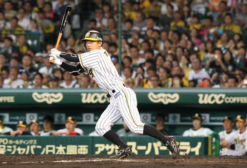 4回裏阪神1死一塁、代打鳥谷敬は左前打を放つ（撮影・上山淳一）