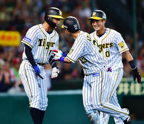 4回裏阪神2死一、二塁、右越えの勝ち越し3点本塁打を放った糸原健斗（中央）とタッチを交わす生還の鳥谷敬（左）、木浪聖也（右）（撮影・清水貴仁）