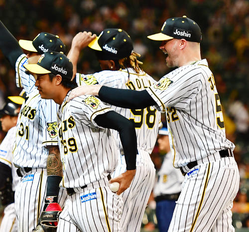 阪神対広島　勝利投手となりウイニングボールを手にする島本浩也（左）と笑顔のピアース・ジョンソン（撮影・清水貴仁）