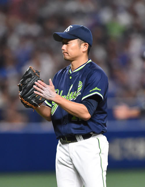 7回裏中日攻撃終了、グラブをたたきながらベンチへ戻る石川雅規（撮影・森本幸一）