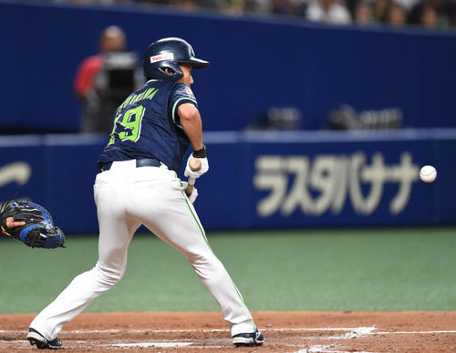 中日対ヤクルト　5回表ヤクルト1死一、三塁、投前スクイズを決める石川（撮影・森本幸一）