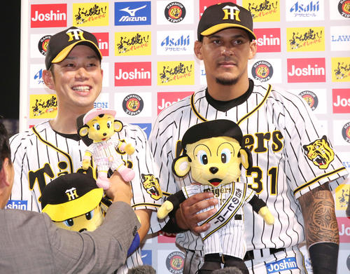 阪神対広島　ヒーローインタビューで笑顔を見せる糸原（左）とマルテ（撮影・上山淳一）