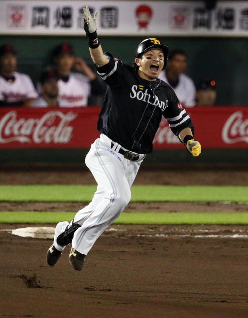 オリックス対ソフトバンク　8回表ソフトバンク2死三塁、松田宣は左越え2点本塁打を放ち、叫びながらジャンプする（撮影・宮崎幸一）