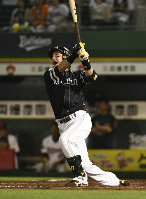 オリックス対ソフトバンク　8回表ソフトバンク2死三塁、左越え2点本塁打を放つ松田宣（撮影・渦原淳）
