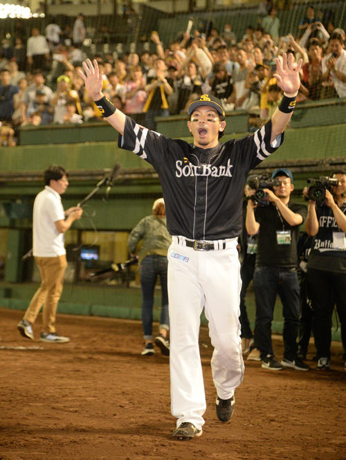 ヒーローインタビュー後、ファンの声援にこたえる松田宣浩（撮影・渦原淳）