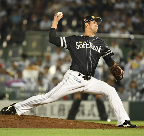 オリックス対ソフトバンク　8回裏オリックス2死一塁、救援した加治屋蓮（撮影・渦原淳）