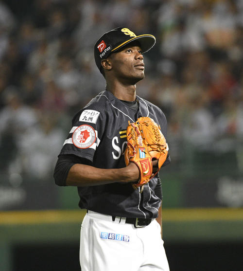 オリックス対ソフトバンク　8回裏オリックス2死、福田周平への頭部死球で退場するリバン・モイネロ（撮影・渦原淳）＝2019年7月6日、ほっともっと神戸