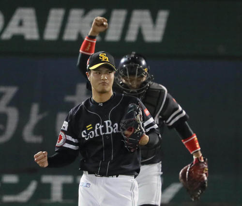オリックス対ソフトバンク　最後を締めた甲斐野央はガッツポーズ（撮影・宮崎幸一）