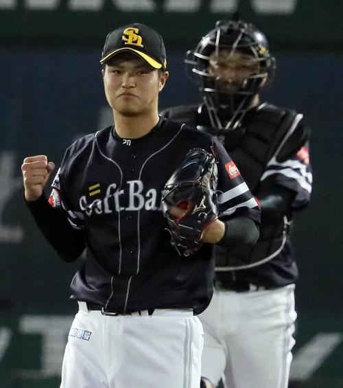 オリックス対ソフトバンク　最後を締めた甲斐野央はガッツポーズ（撮影・宮崎幸一）