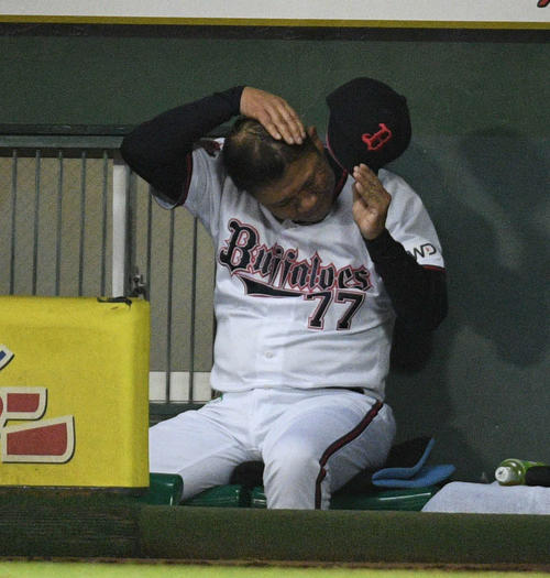 オリックス対ソフトバンク　がっくりの西村徳文監督（撮影・渦原淳）