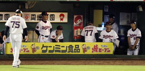 オリックス対ソフトバンク　自力Vが消滅して引き揚げる西村徳文監督（右から4人目）ら（撮影・宮崎幸一）