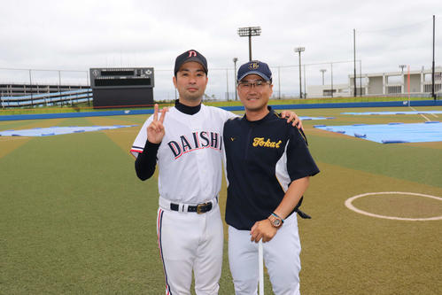 練習試合・大師対東海大浦安　写真左から大師・野原監督と東海大浦安・瀬戸監督（撮影・保坂淑子）