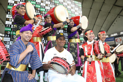 巨人対DeNA　沖縄の伝統芸能エイサーで祝福される巨人メルセデス（撮影・中島郁夫）