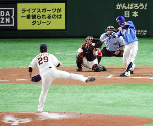 巨人対DeNA　6回表DeNA2死一、二塁、勝ち越しの左越え3点本塁打を放つ伊藤光。投手鍬原（撮影・垰建太）