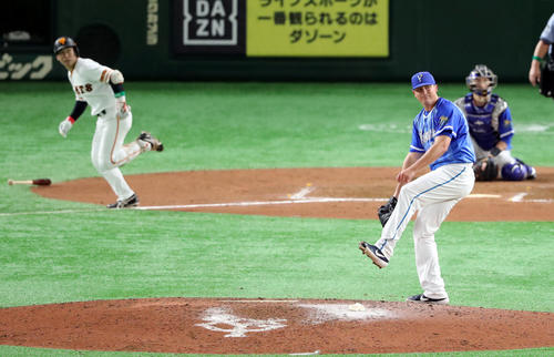 巨人対DeNA　7回裏巨人無死、山本（左）にソロ本塁打を浴びるソリス（撮影・垰建太）