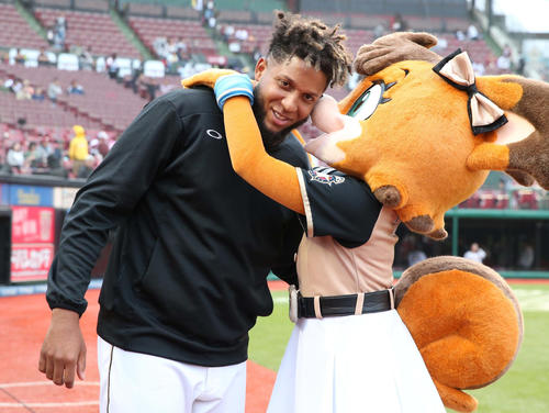 楽天対日本ハム　試合後、マスコットのポリーに祝福されるロドリゲス（撮影・黒川智章）