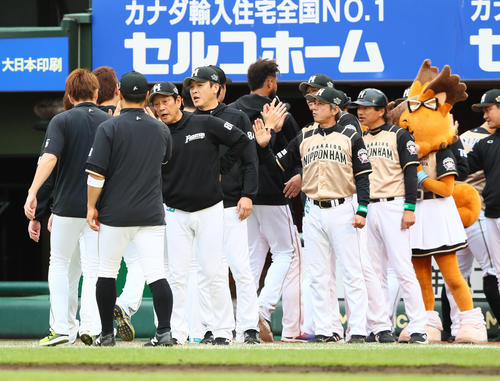 楽天対日本ハム　連勝を飾り選手をタッチで迎える栗山監督（左から3人目）（撮影・足立雅史）