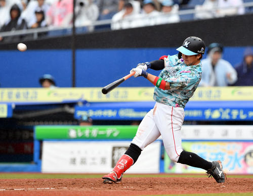 ロッテ対西武　5回裏ロッテ1死一、三塁、鈴木は中前適時二塁打を放つ（撮影・滝沢徹郎）