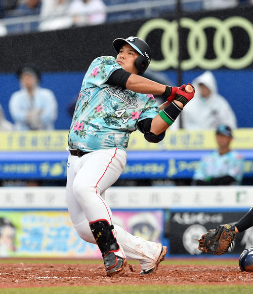 ロッテ対西武　7回裏ロッテ2死二、三塁、井上は左越え3点本塁打を放つ（撮影・滝沢徹郎）