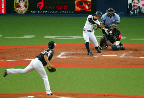 8回裏オリックス2死二、三塁、福田は中前同点2点打を放つ（撮影・宮崎幸一）