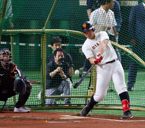 巨人対DeNA 試合前練習、フリー打撃で打ち込む巨人岡本(撮影・垰建太)