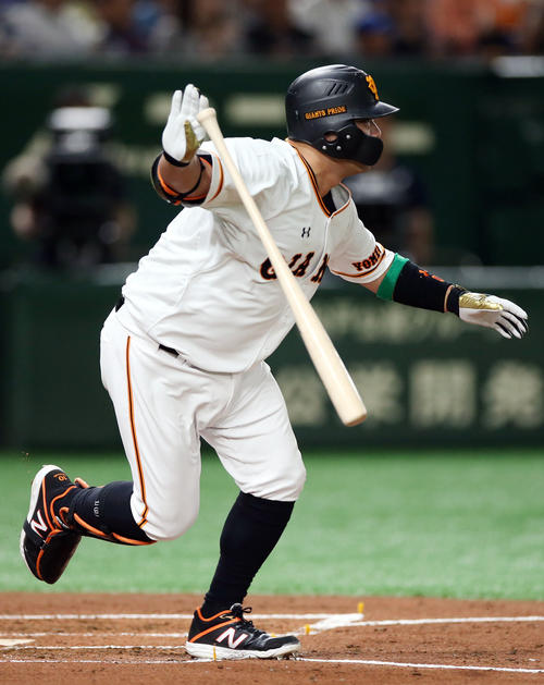 巨人対DeNA 1回裏巨人2死二塁、適時打を放つ阿部(撮影・狩俣裕三)