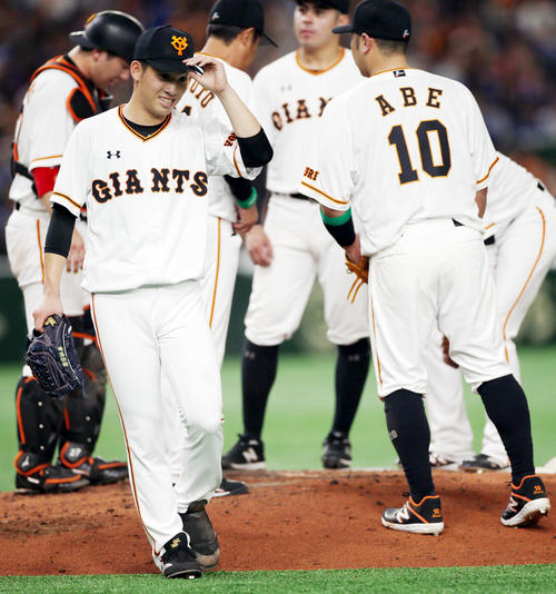 巨人対DeNA 3回表途中、降板する巨人先発の高橋(撮影・狩俣裕三)