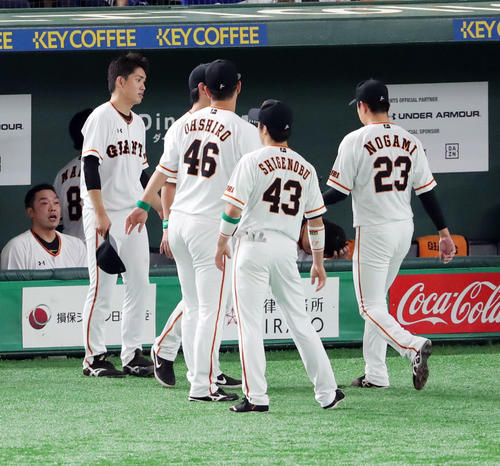 巨人対DeNA 3回表DeNAの後続を抑えた野上(右)を出迎える高橋(左)(撮影・垰建太)