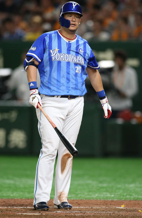 巨人対DeNA 4回表DeNA2死一、二塁、好機に三振しショックの色を隠せない筒香(撮影・中島郁夫)
