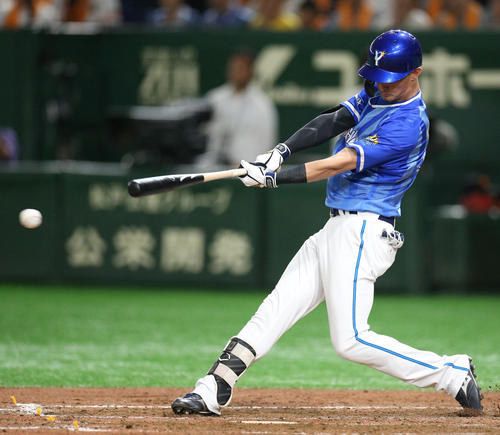 巨人対DeNA 5回表DeNA2死二、三塁、2点適時打を放つ乙坂(撮影・中島郁夫)