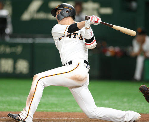 巨人対DeNA 5回裏巨人2死三塁、勝ち越し適時打を放つ坂本(撮影・中島郁夫)
