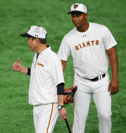 巨人対DeNA 試合前、前日勝利のメルセデス(右)と話しサムアップする巨人原監督(撮影・垰建太)