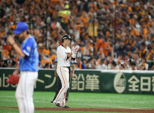 巨人対DeNA 5回裏巨人2死三塁、三嶋(左)から勝ち越し適時打を放った坂本(撮影・中島郁夫)