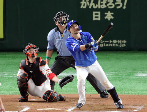 巨人対DeNA 6回表DeNA2死一、二塁、勝ち越しの左越え3点本塁打を放つ伊藤光。投手鍬原(撮影・垰建太)