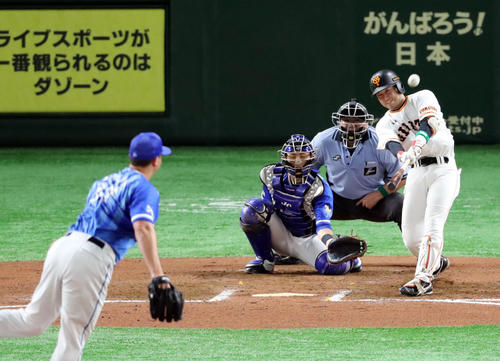 巨人対DeNA 7回裏巨人無死、左越えソロ本塁打を放つ山本。投手ソリス(撮影・垰建太)