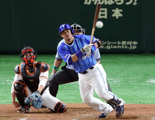 巨人対DeNA 8回表DeNA2死、猛打賞となる中前安打を放つ宮崎。投手沢村(撮影・垰建太)