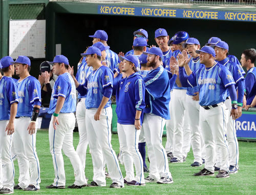 巨人対DeNA 巨人に勝ち笑顔でナインを出迎えるDeNAラミレス監督(右)(撮影・垰建太)