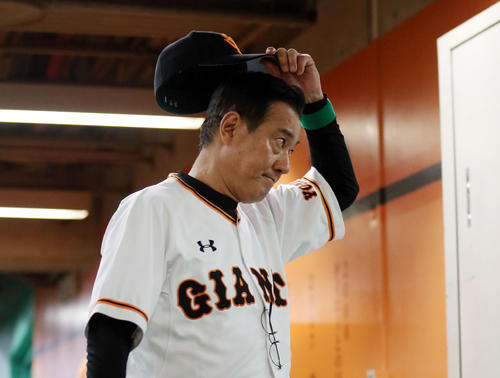 巨人対DeNA 試合後、疲れた表情で引き揚げる原監督(撮影・狩俣裕三)