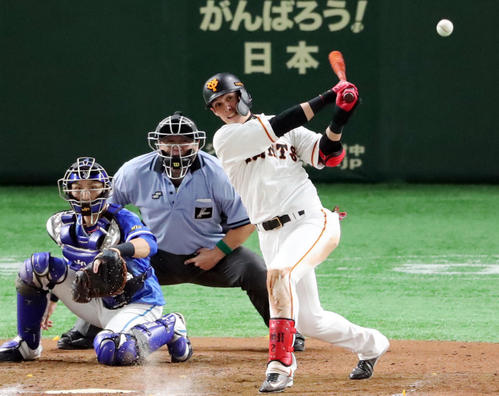 巨人対DeNA 9回裏巨人1死一塁、遊撃内野安打を放つ陽。投手山崎(撮影・垰建太)
