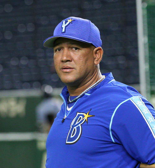 巨人対DeNA 練習を見守るDeNAラミレス監督(撮影・中島郁夫)