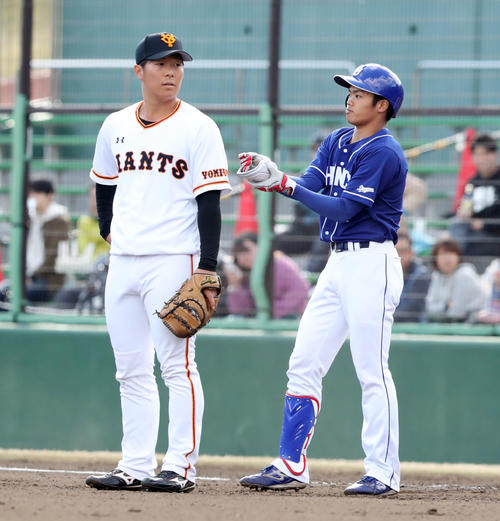 巨人対中日　7回表中日1死一塁、右前安打を放った根尾（右）は落ち着いた表情を見せる。左は巨人和田恋（撮影・垰建太）