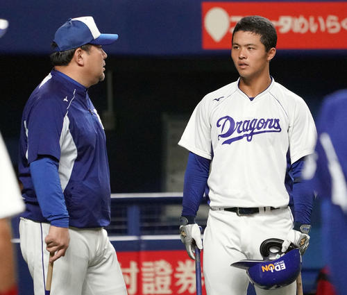 試合前練習、伊東勤ヘッドコーチと話しをする1軍に合流した中日石橋康太（撮影・森本幸一）