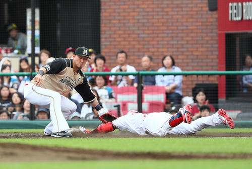 楽天対日本ハム　2回裏楽天1死、下水流（右）は一塁ヘッドスライディングで内野安打、相手悪送球で二塁へと進塁する。一塁手中田（撮影・足立雅史）