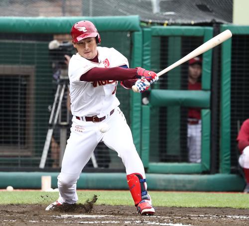 楽天対日本ハム　2回裏楽天1死、投前内野安打を放つ下水流（撮影・黒川智章）