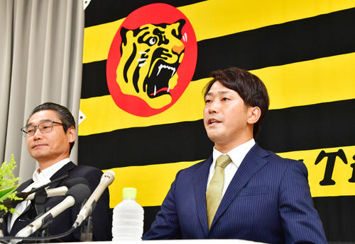 阪神入団会見を行う高野圭佑（右）、左は嶌村聡球団副本部長（撮影・清水貴仁）
