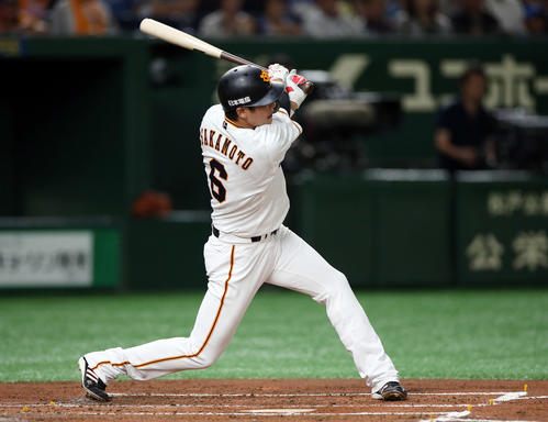 巨人対DeNA　1回裏巨人1死、先制ソロ本塁打を放つ坂本勇（撮影・狩俣裕三）