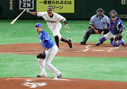 巨人対DeNA　1回裏巨人2死二塁、中前適時打を放つ阿部。投手井納（撮影・垰建太）