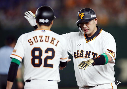 巨人対DeNA　1回裏巨人2死二塁、適時打を放ち、鈴木コーチ（左）とタッチを交わす阿部（撮影・狩俣裕三）